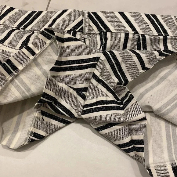Old Navy Mid-Rise Pixie Black White Striped Chino Short Size 6 - Picture 4 of 9